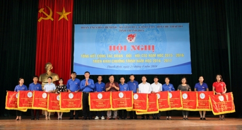 Đ/c Lê Văn Trung - TUV, Bí thư Tỉnh đoàn và đ/c Trần Văn Hòa-PGĐ Sở GD&ĐT trao cờ cho các đơn vị dẫn đầu khối tiểu học năm học 2015 - 2016